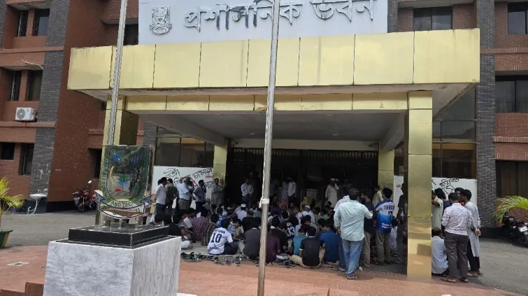 পবিপ্রবিতে হামলার প্রতিবাদে তৃতীয় দিনের কর্মবিরতি, প্রশাসনিক কার্যক্রম অচল